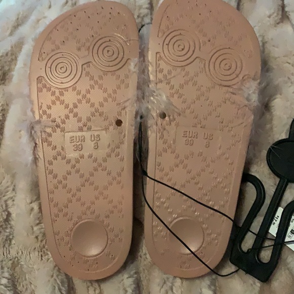 Ardene Feather Slippers - Picture 3 of 4